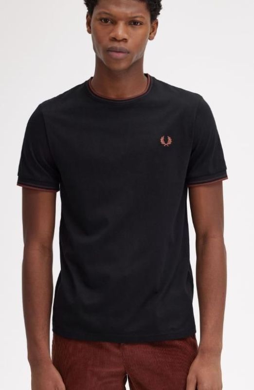 Fred Perry Twin Tipped T-Shirt Black/Carrington Road Brick/Whiskey Brown  (M1588-W68) - Schoenen Caramel (Sint-Job-in-’t-Goor)