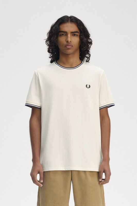 Fred Perry Twin Tipped T-Shirt Ecru/Tennis Blue  (M1588-Y24) - Schoenen Caramel (Sint-Job-in-’t-Goor)